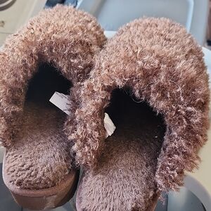 No Boundaries Chocolate Plush Slippers Nwot